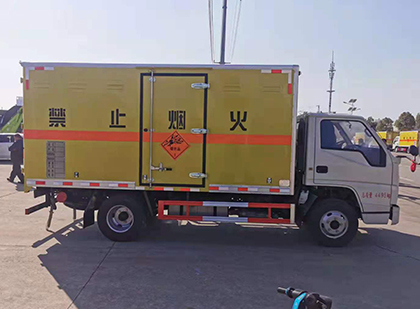 可克达拉爆破器材运输车
